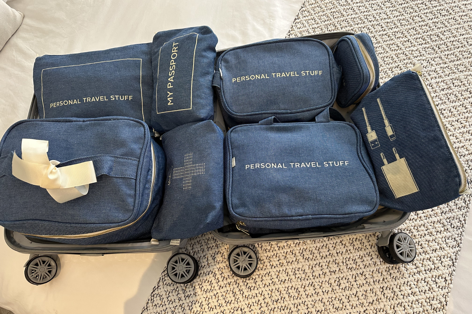Mala de inverno organizada com roupas em camadas, acessórios e organizadores Bag2Go para otimização de espaço.
