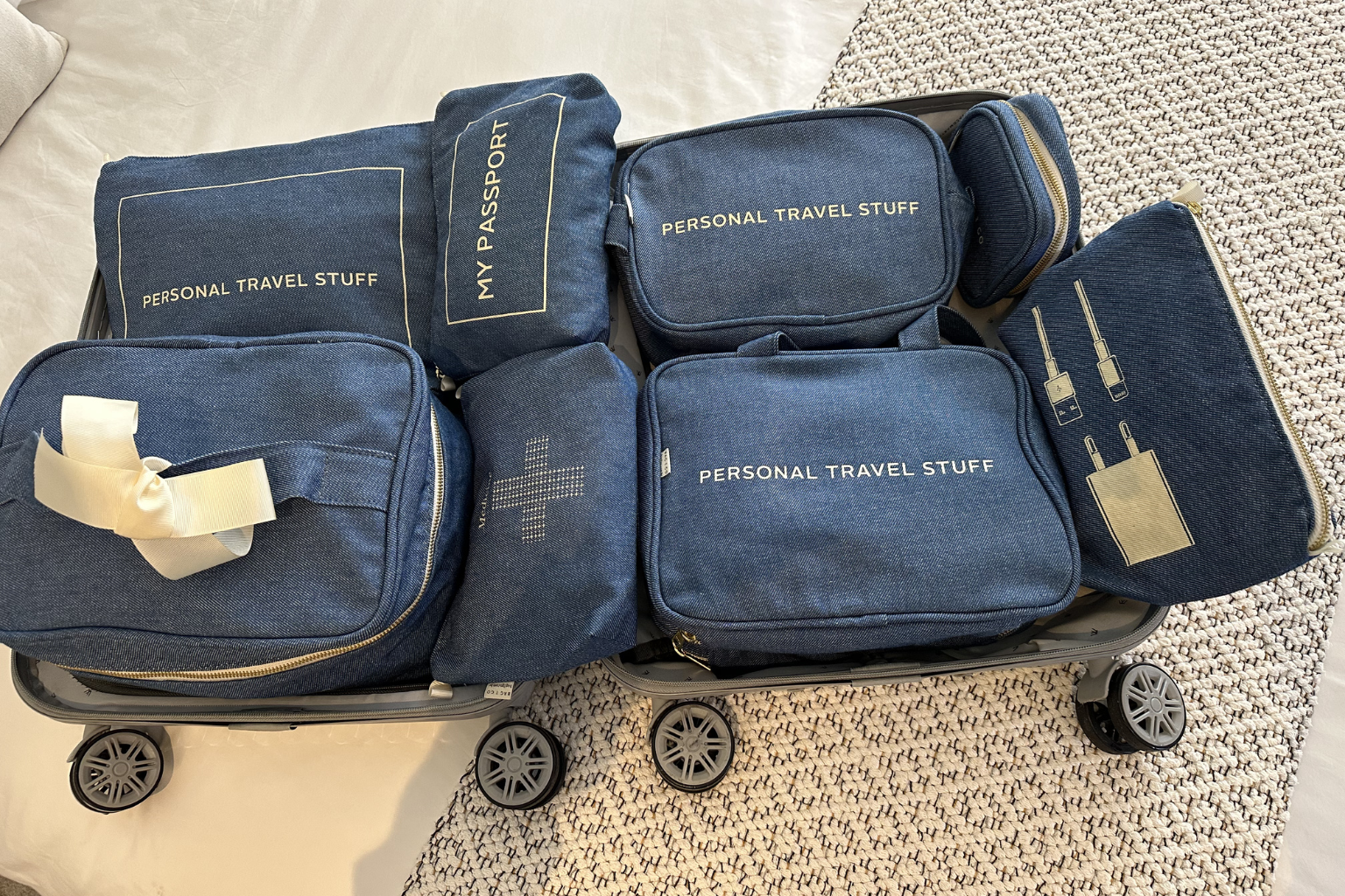 Mala de inverno organizada com roupas em camadas, acessórios e organizadores Bag2Go para otimização de espaço.