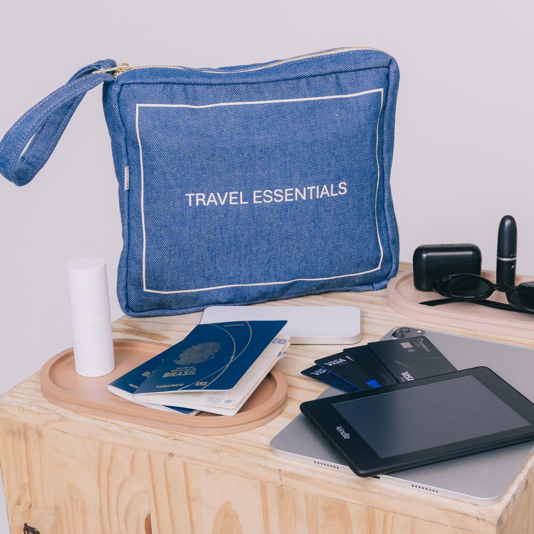 Detalhe dos compartimentos da necessaire Travel Essentials jeans Bag2Go