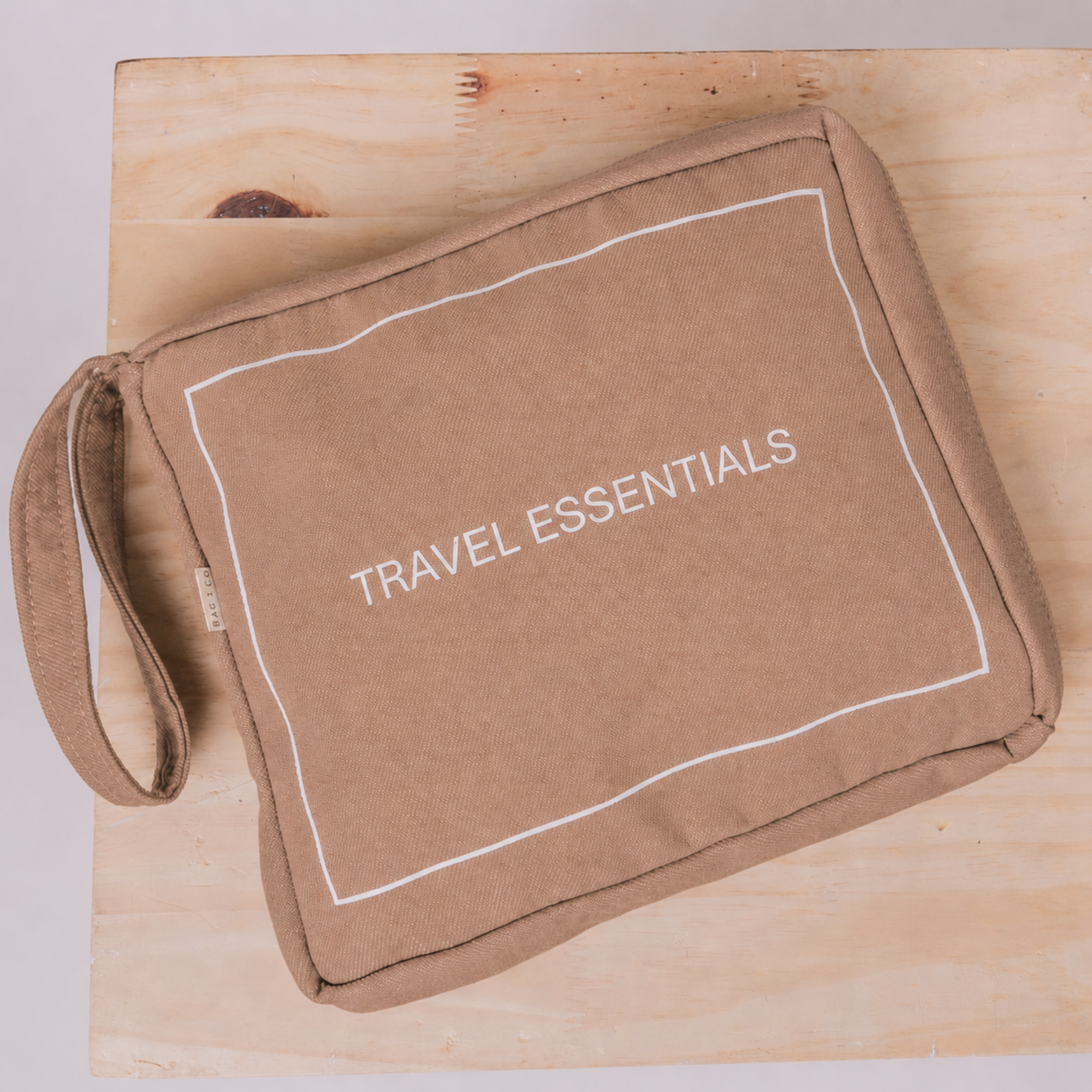 Necessaire organizadora para documentos Travel Essentials caramelo em algodão natural Bag2Go