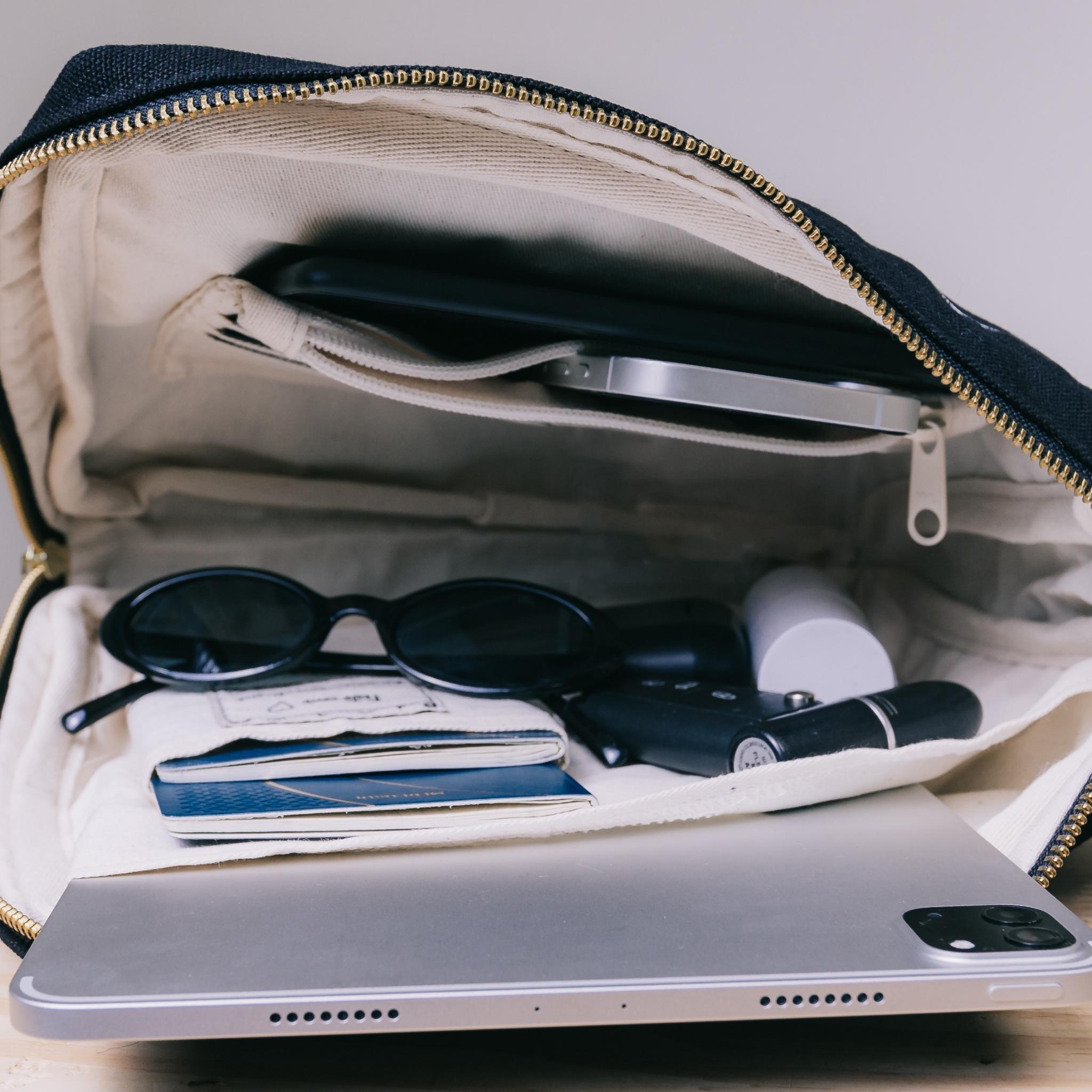 Necessaire Travel Essentials preta com passaporte e cartões Bag2Go
